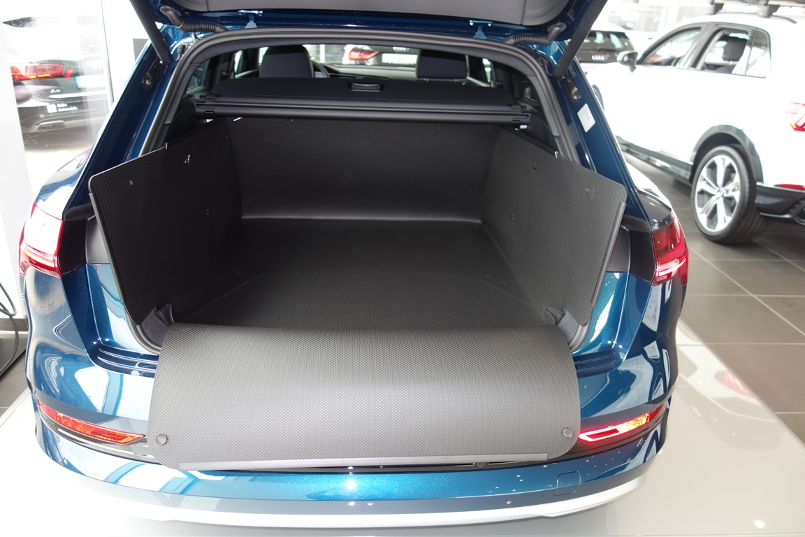 Das Material des Kofferraumschutzes garantiert einen optisch hervorragend zum Ambiente des Fahrzeugs passenden Schutz